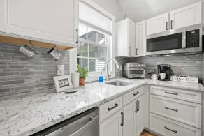 Cozy & Convenient Loft on Lakeshore LKN 1-Bed - Image 2