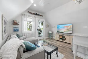 Cozy & Convenient Loft on Lakeshore LKN 1-Bed - Image 3