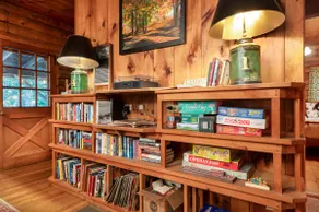 Cozy log cabin on private pond, near Reid St Park! - Image 5