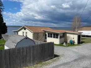 Cozy beachfront 3 bedroom cottage getaway. - Image 4