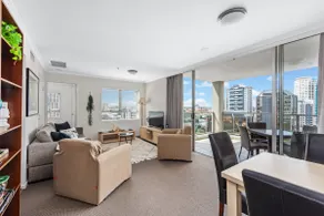 Central Heights ~ 2Bed/2Bath/Car/Pool/Views ~ CBD - Image 2