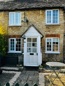 Cosy Cotswold Mews Cottage In Central Cirencester - Image 2