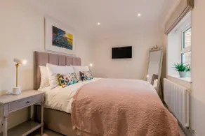 WOW! Spacious 3-bedroom flat perfectly located - Image 5