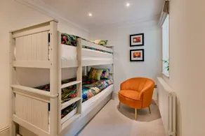 WOW! Spacious 3-bedroom flat perfectly located - Image 4