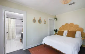 Bungalow style home - 10 min walk to beach! - Image 4