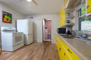 Cozy home on a quiet street - Image 2