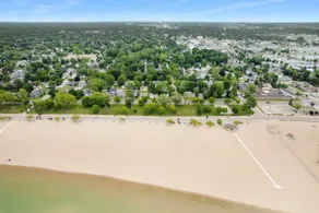 Lighthouse Manor: Block from the beach! Sleeps 20! - Image 4