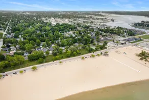 Lighthouse Manor: Block from the beach! Sleeps 20! - Image 5
