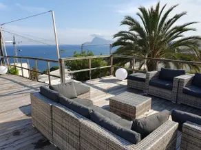 Spacious sea-side house with magnificent views - Image 4
