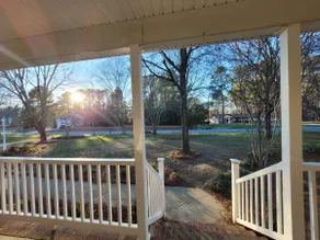 Charming Entire Harrisburg home with large yard. - Image 4