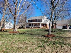 Charming Entire Harrisburg home with large yard. - Image 2