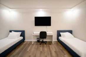 500 MBPS / King + 3 Beds / Kitchen & Parking - Image 4