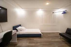 500 MBPS / King + 3 Beds / Kitchen & Parking - Image 5