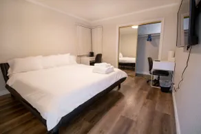 500 MBPS / King + 3 Beds / Kitchen & Parking - Image 2
