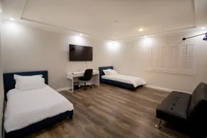 500 MBPS / King + 3 Beds / Kitchen & Parking - Image 3