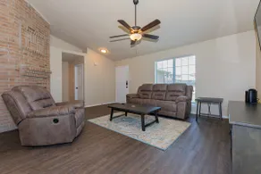 Beautifully Remodeled - 3 Bed/ - Private Home - Image 2