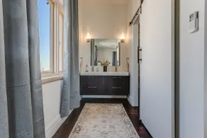 BONNIE-DWTN 1BR W/KINGBED IN A HISTORIC BLDG - Image 5