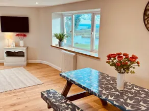 Charming 3 bed cottage with private fishing lake - Image 2