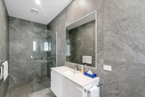 Black Dolphin Waterfront Apartment - Spa - Image 5