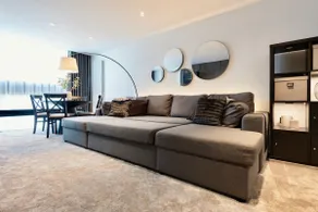 The Lyndwood, Luxury 2 Bed Home with Parking - Image 2