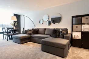 The Lyndwood, Luxury 2 Bed Home with Parking - Image 3