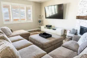 *Upgraded Cozy, Spacious Family Friendly Home* - Image 2