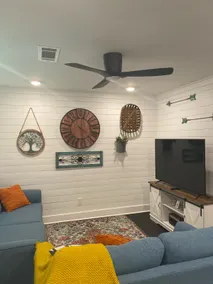 Cozy 2-bedroom Farmhouse with parking on premise - Image 2
