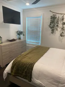 Cozy 2-bedroom Farmhouse with parking on premise - Image 4