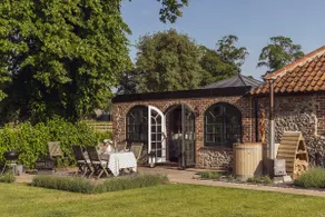 Romantic and luxurious cottage in private parkland - Image 2