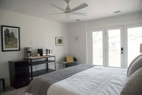 Luxurious suite in town with relaxing country vibe - Image 2