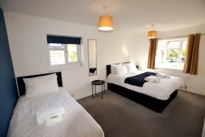 Wisteria 2 bed House - STAYSEEKERS - Image 5