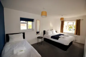 Wisteria 2 bed House - STAYSEEKERS - Image 4