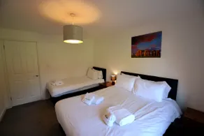 Wisteria 2 bed House - STAYSEEKERS - Image 2