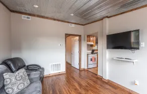 3 Bed 2 Bath Cabin on 300 acre Cattle Farm with Hot Tub and Private River Access - Image 4