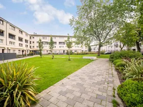 Lovely 1-bedroom property with balcony in West end - Image 2