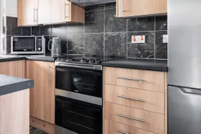 Lovely 1-bedroom property with balcony in West end - Image 3