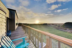 4-Acre Beach Farmhouse, hot tub, firepit, game room, 3 min walk to beach, slp 12 - Image 3