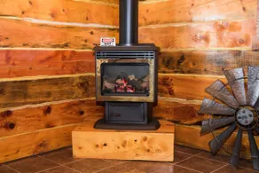 Romantic one bedroom cabin with indoor fireplace - Image 5