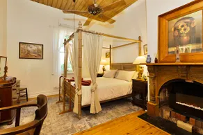 Mortimer's Lodge: Historic cottage, modern touch. - Image 2
