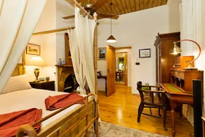 Mortimer's Lodge: Historic cottage, modern touch. - Image 3