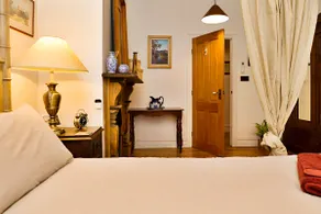Mortimer's Lodge: Historic cottage, modern touch. - Image 4