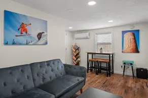 Bungalow im „Green Gable“-Stil in der Innenstadt mit Klimaanlage, komplett umzäuntem Garten, Waschmaschine und Trockner, 2 Smart-TVs, WLAN - Image 5
