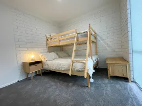2 bedroom beach pad 450m to the waves - Image 3