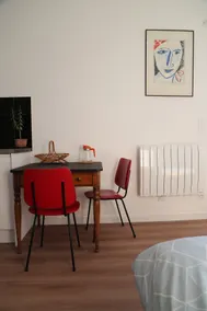 My pied-à-terre: comfortable, quiet, close to train station - Image 3