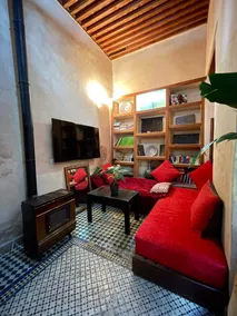 Cheerful 4- Bederoom Authentic home with patio - Image 5