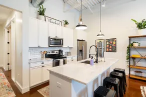 Stylish 3-bedroom loft in walkable Winthrop - Image 2