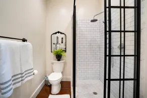 Stylish 3-bedroom loft in walkable Winthrop - Image 4
