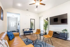 4BR Urban Retreat Near Attractions - Image 4