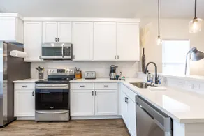 4BR Urban Retreat Near Attractions - Image 2