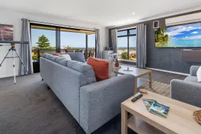 Oriana Grande- 5 Bdrm Sleeps 14 Beach View Wifi - Image 4